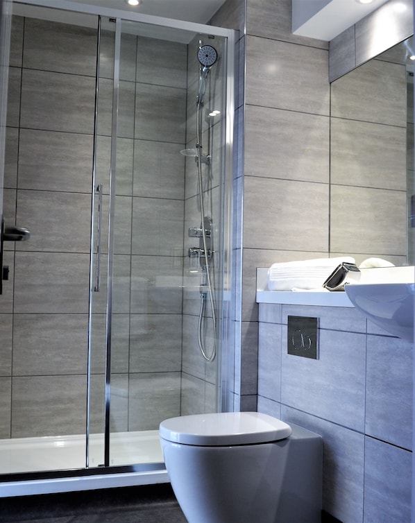 Habitación doble | Baño | Regadera, amenidades de baño gratuitas, secadora de cabello, toallas 