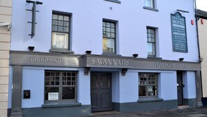 Un bâtiment sur lequel on peut lire les inscriptions « Savannahs » et « Hôtel, entrée ».