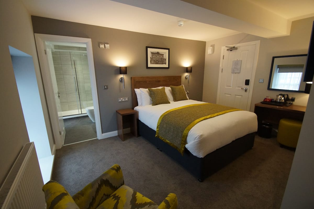 Large Double Room | Meja kerja, kedap suara, setrika/meja setrika, dan Wi-Fi gratis