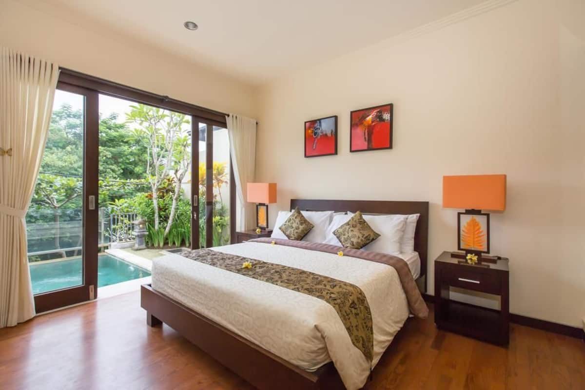 In-room safe, desk, iron/ironing board, rollaway beds (surcharge)