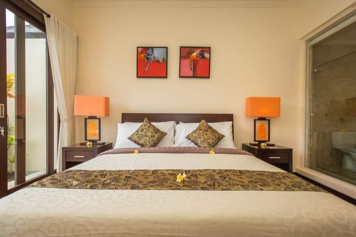 In-room safe, desk, iron/ironing board, rollaway beds (surcharge)