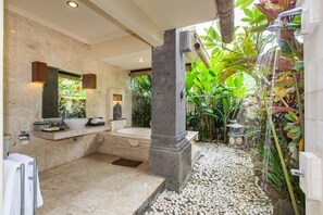 Exclusive-Villa, 3 Schlafzimmer | Badezimmer | Badewanne und Dusche (separat), kostenlose Toilettenartikel