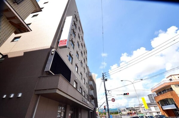 Un edificio de varios pisos con un cartel que indica un nuevo hotel estación.