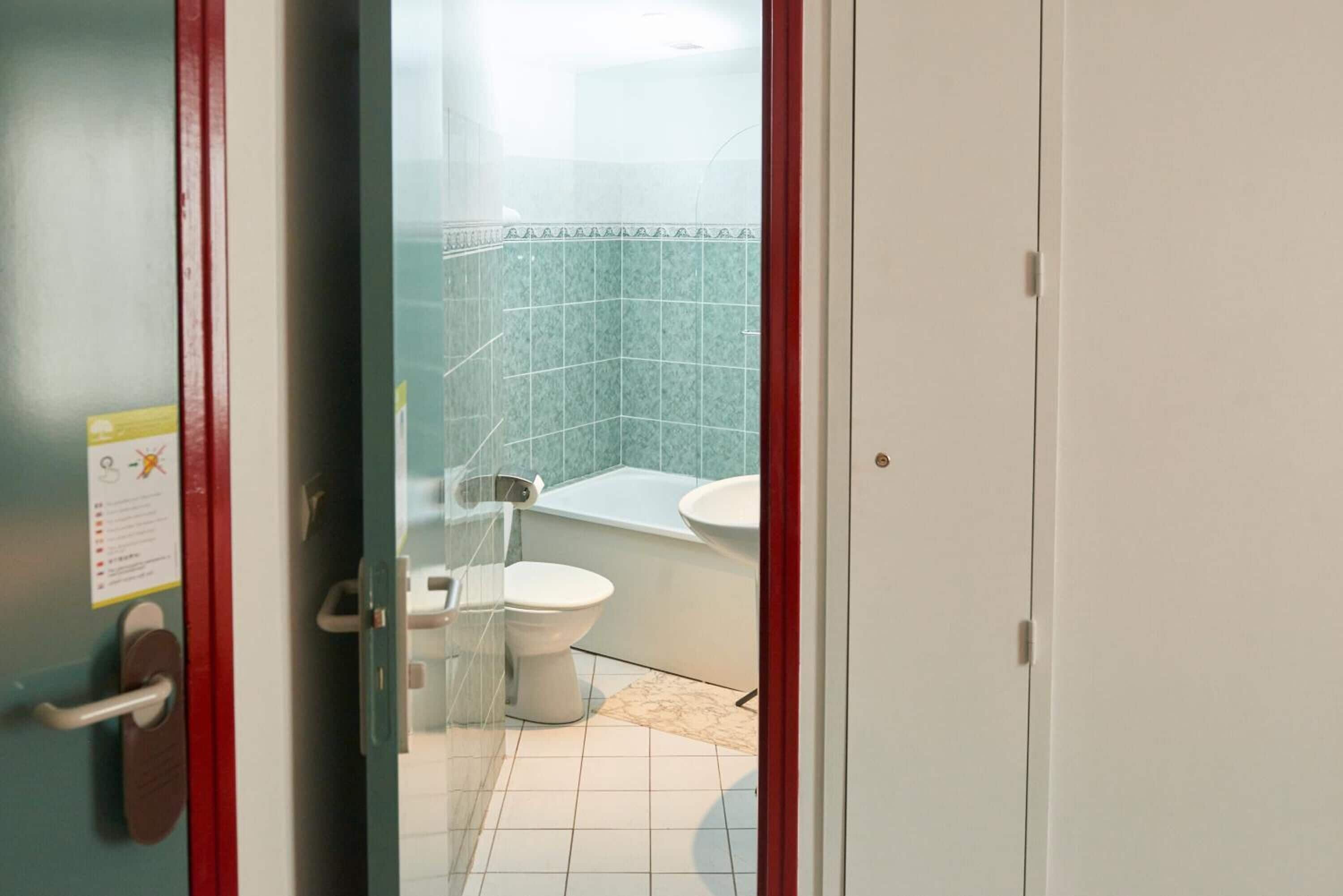 A bathroom with a toilet, sink, and bathtub.