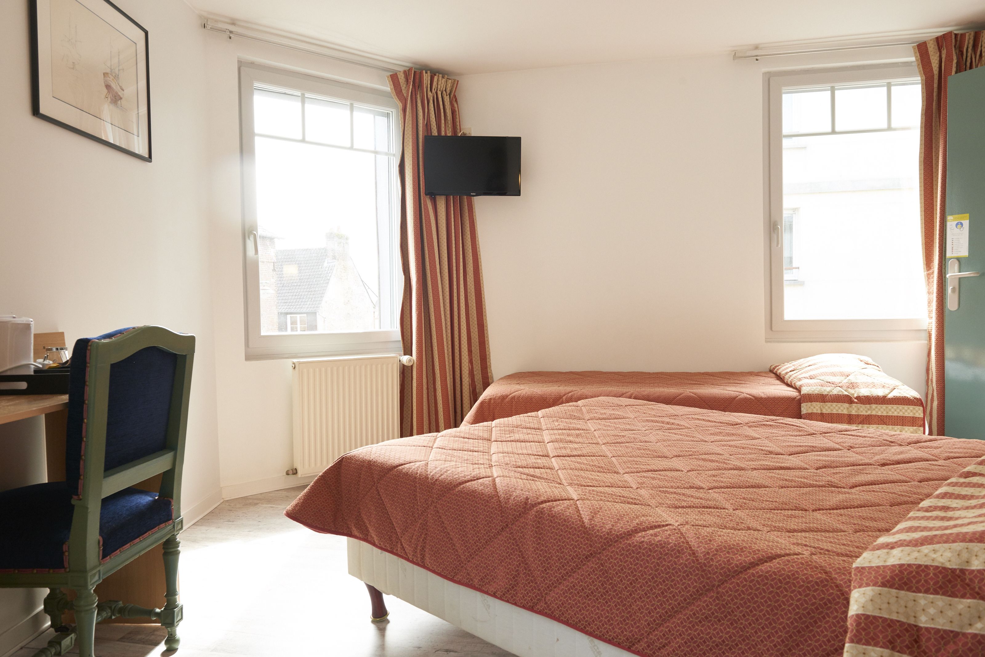 Værelse til 3 personer - flere senge - ikke-ryger | Mørklægningsgardiner, gratis baby-/barnesenge, gratis Wi-Fi, sengetøj