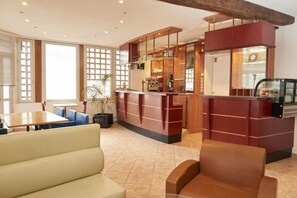 Tägliches Frühstücksbuffet (8 EUR pro Person)