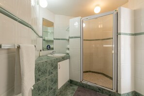 Familieværelse med dobbeltseng eller 2 enkeltsenge | Badeværelse | Gratis toiletartikler, hårtørrer, håndklæder, Sæbe