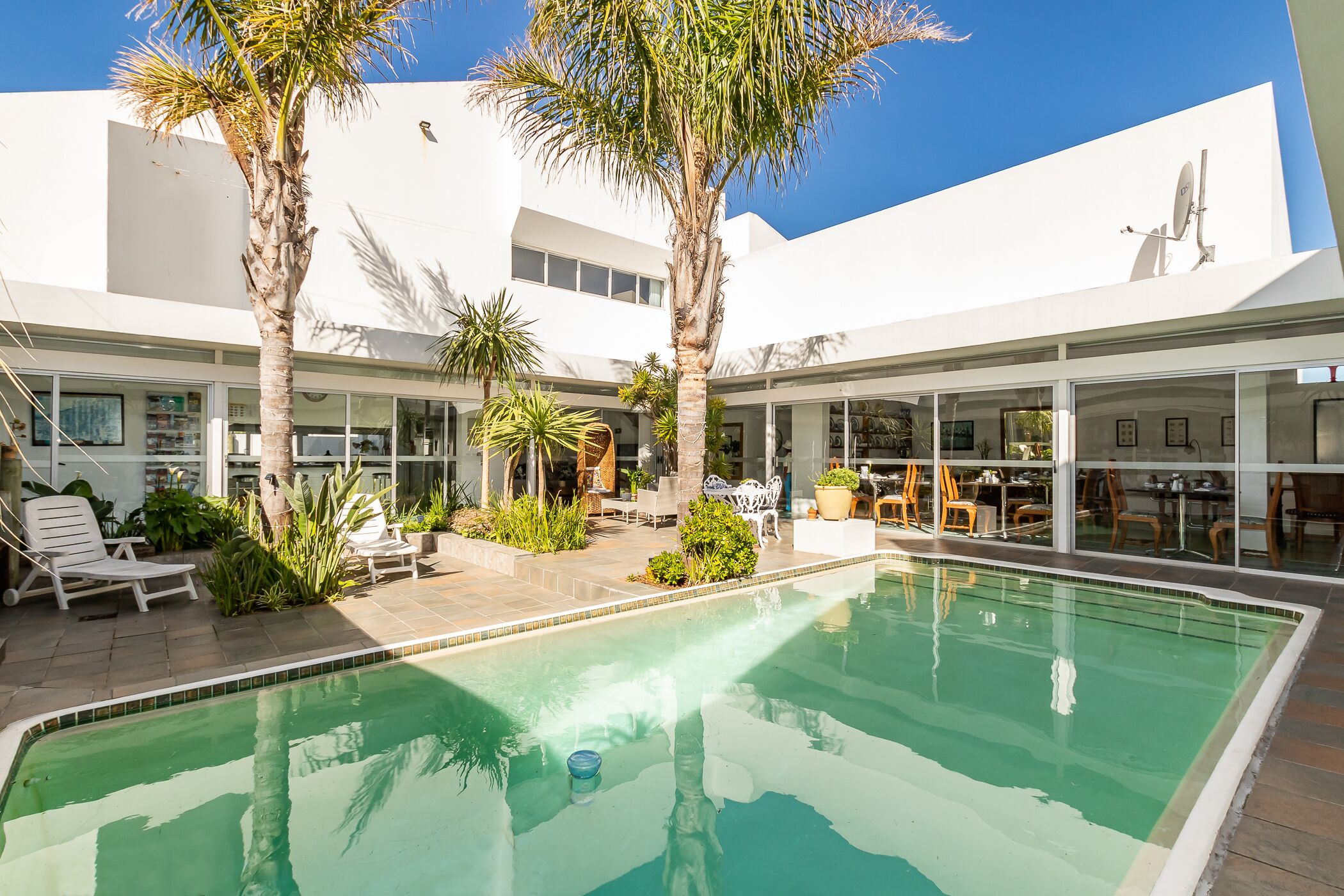 室外游泳池，日光浴躺椅