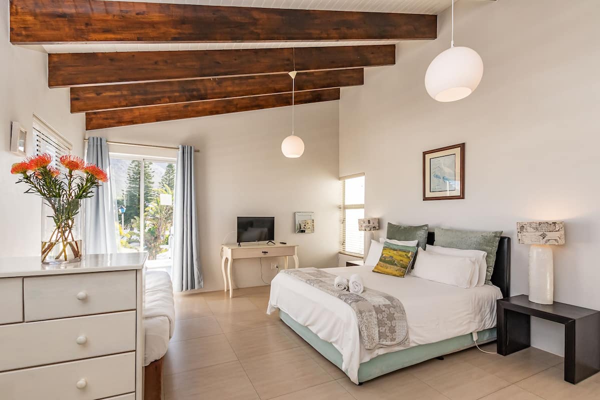 Family Room | 1 bedroom, Egyptian cotton sheets, premium bedding, down comforters
