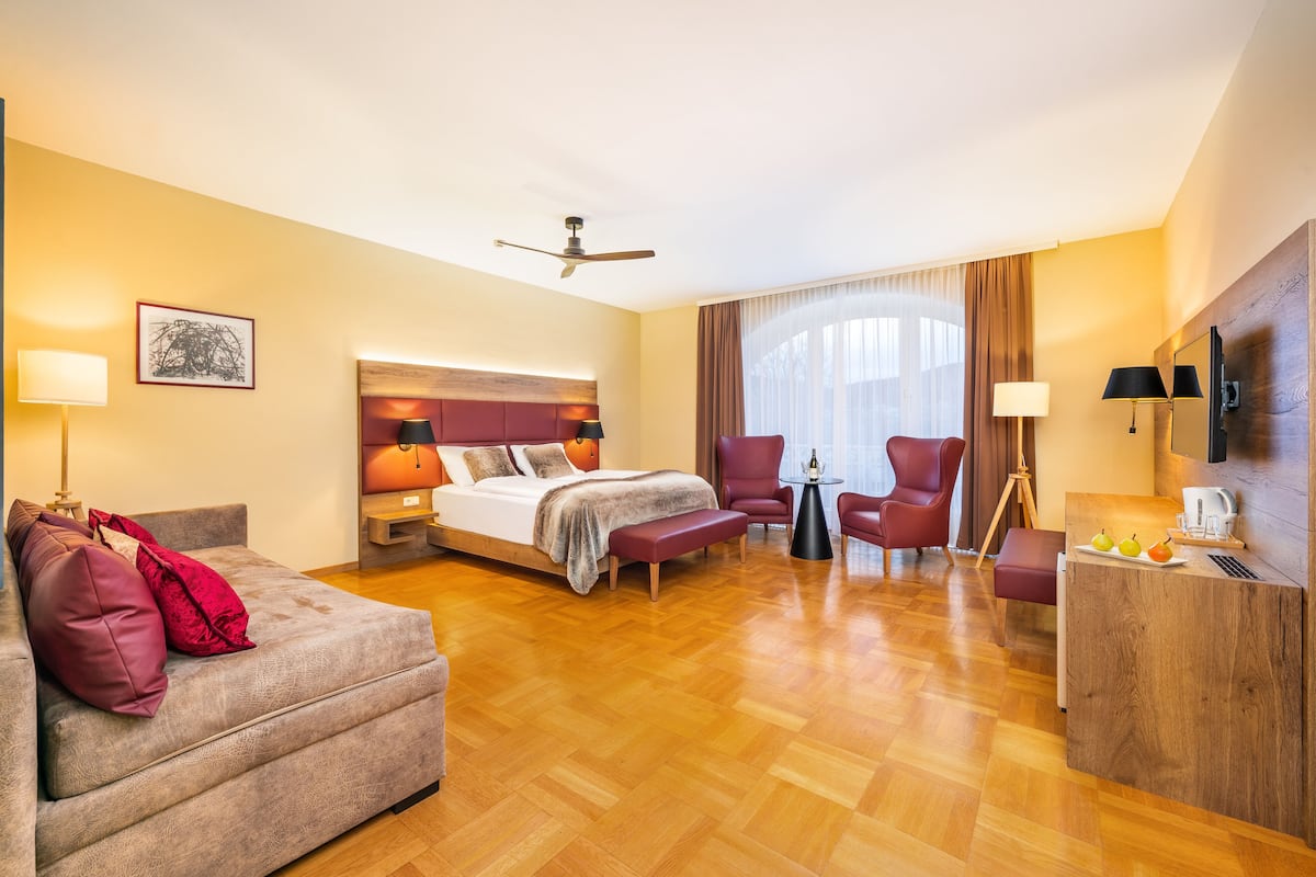 Junior Suite | Living area | Flat-screen TV