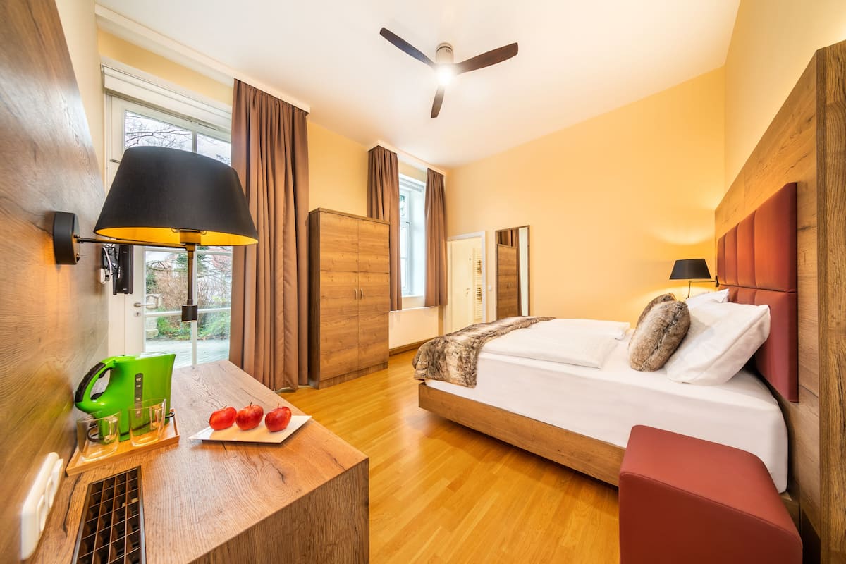 Single Room | Minibar, in-room safe, desk, blackout drapes