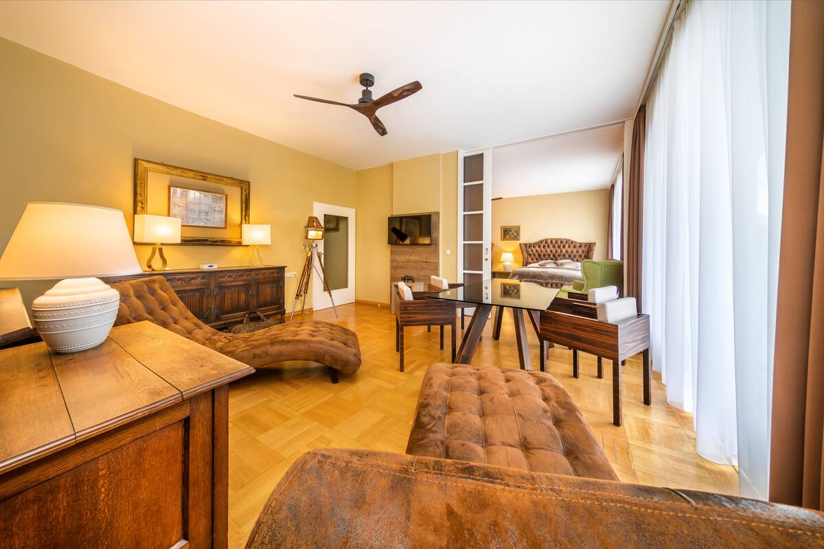 Suite | Minibar, in-room safe, desk, blackout drapes