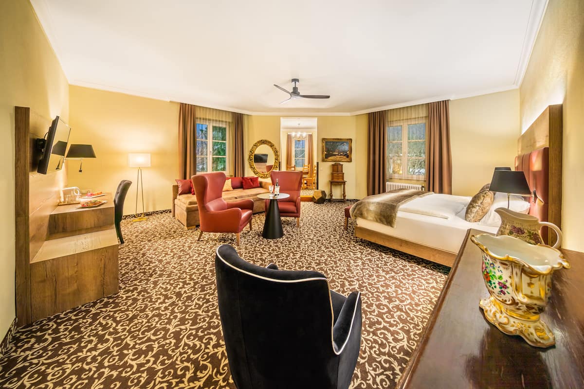 Deluxe Suite | Minibar, in-room safe, desk, blackout drapes