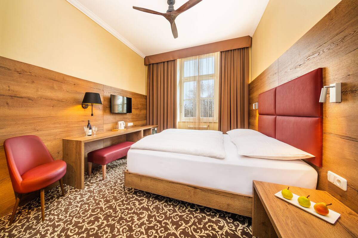 Basic Double Room | Living area | Flat-screen TV