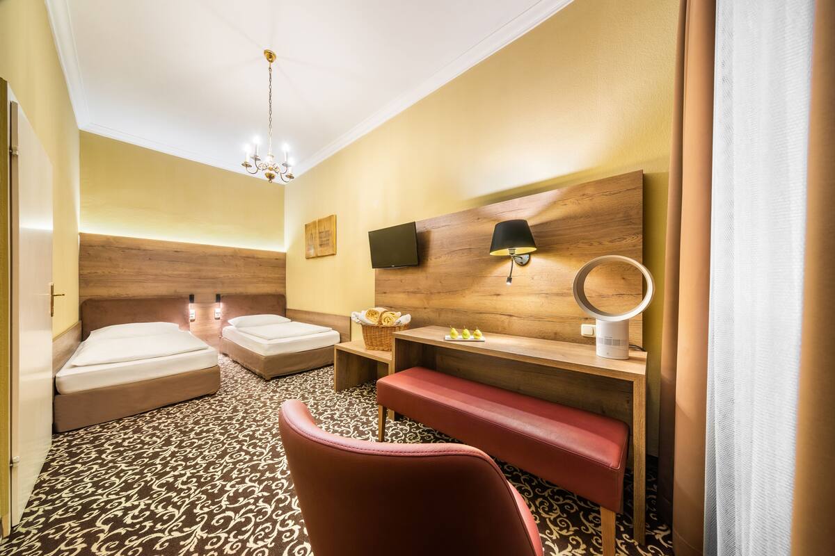 Family Room | Minibar, in-room safe, desk, blackout drapes