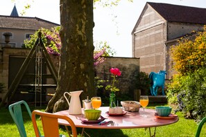 Free daily continental breakfast  - Le Clos de l'Abbaye (Cluny)