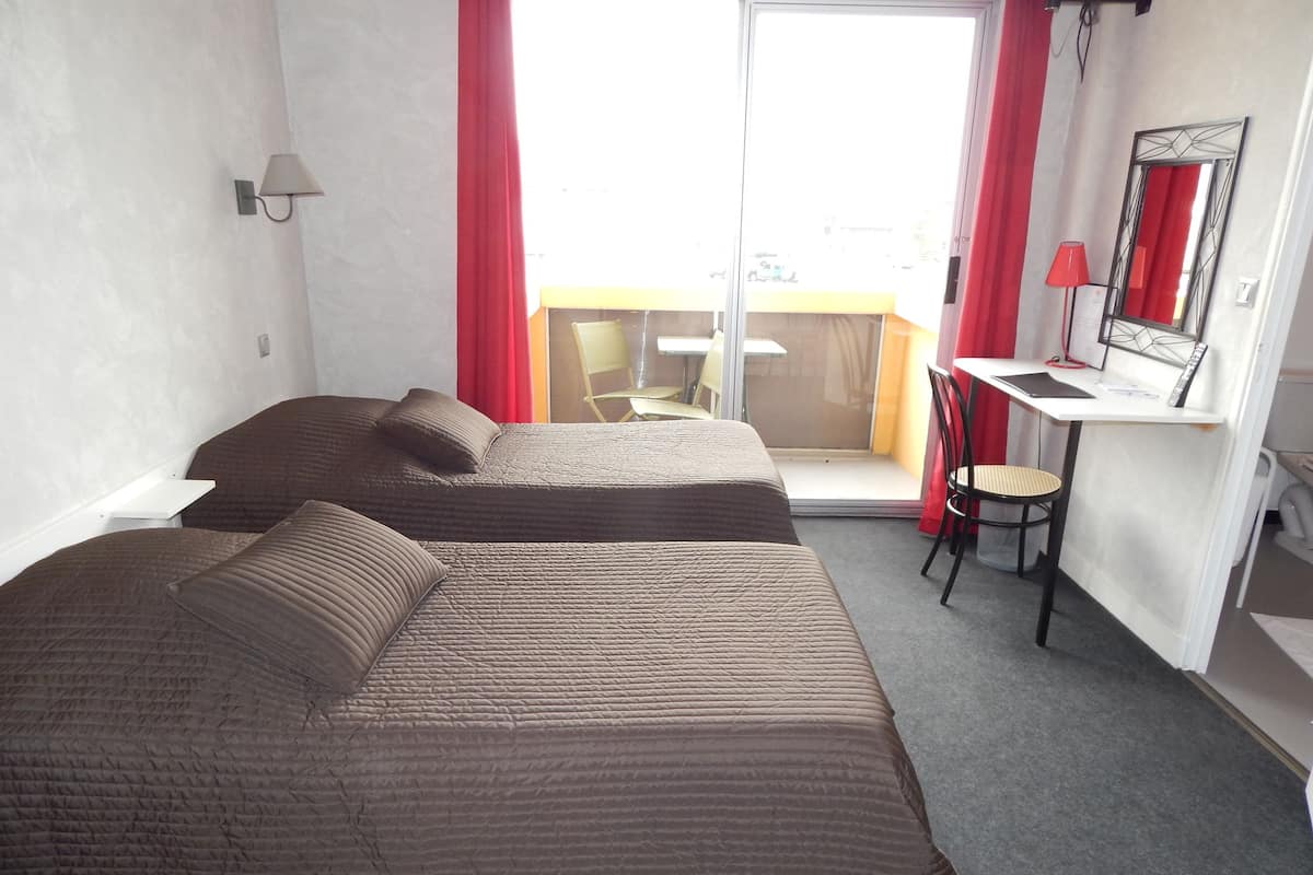 Chambre avec lits jumeaux | Bureau, espace de travail pour ordinateurs portables