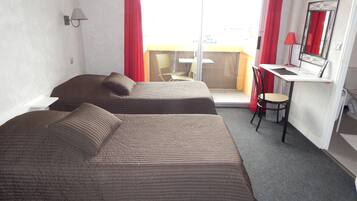 Habitación con 2 camas individuales | Decoración personalizada, muebles diferentes y escritorio