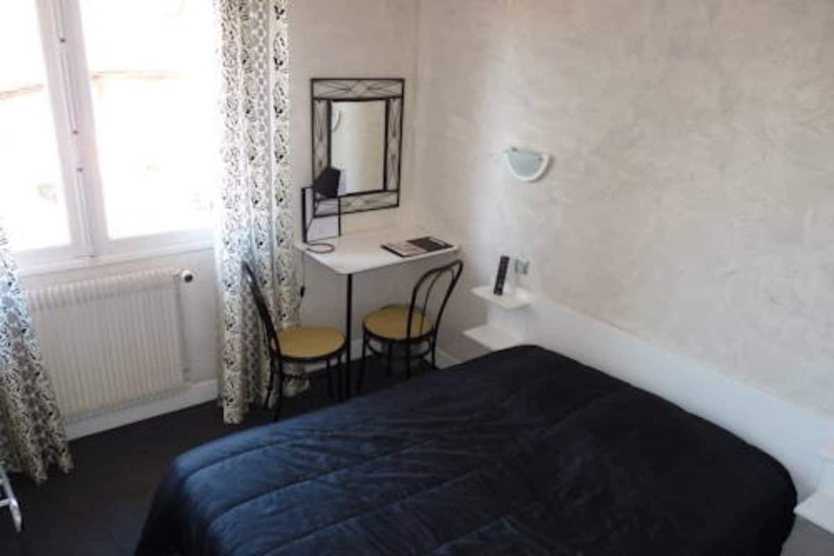 Chambre double | Bureau, espace de travail pour ordinateurs portables