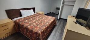 Deluxe Room, 1 King Bed | Minibar, desk, iron/ironing board, free WiFi