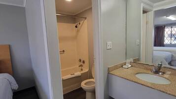 Deluxe-huone, 1 suuri parisänky | Kylpyhuone | Suihkun ja ammeen yhdistelmä, pyyhkeet