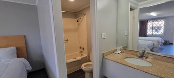 Bañera con ducha, toallas