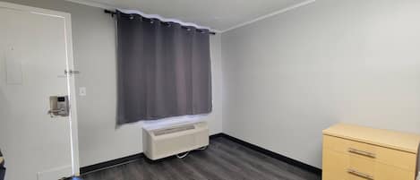 Minibar, Schreibtisch, Bügeleisen/Bügelbrett, kostenloses WLAN