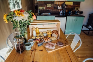 Petit déjeuner complet servi tous les jours en supplément