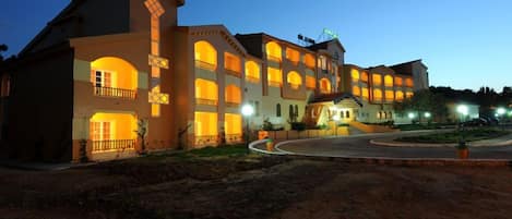 Façade de lâhĂ©bergement - soirĂ©e/nuit