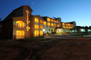 Fachada de la propiedad por la tarde o noche