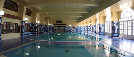 Kolam renang tertutup, payung kolam, kerusi lepak pantai