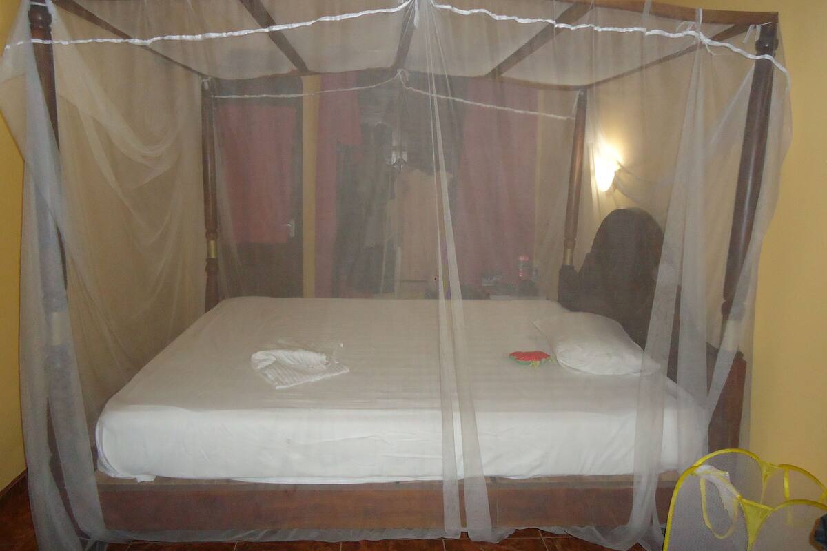 Economy Double Room, 1 King Bed, Non Smoking, Garden View | Living room