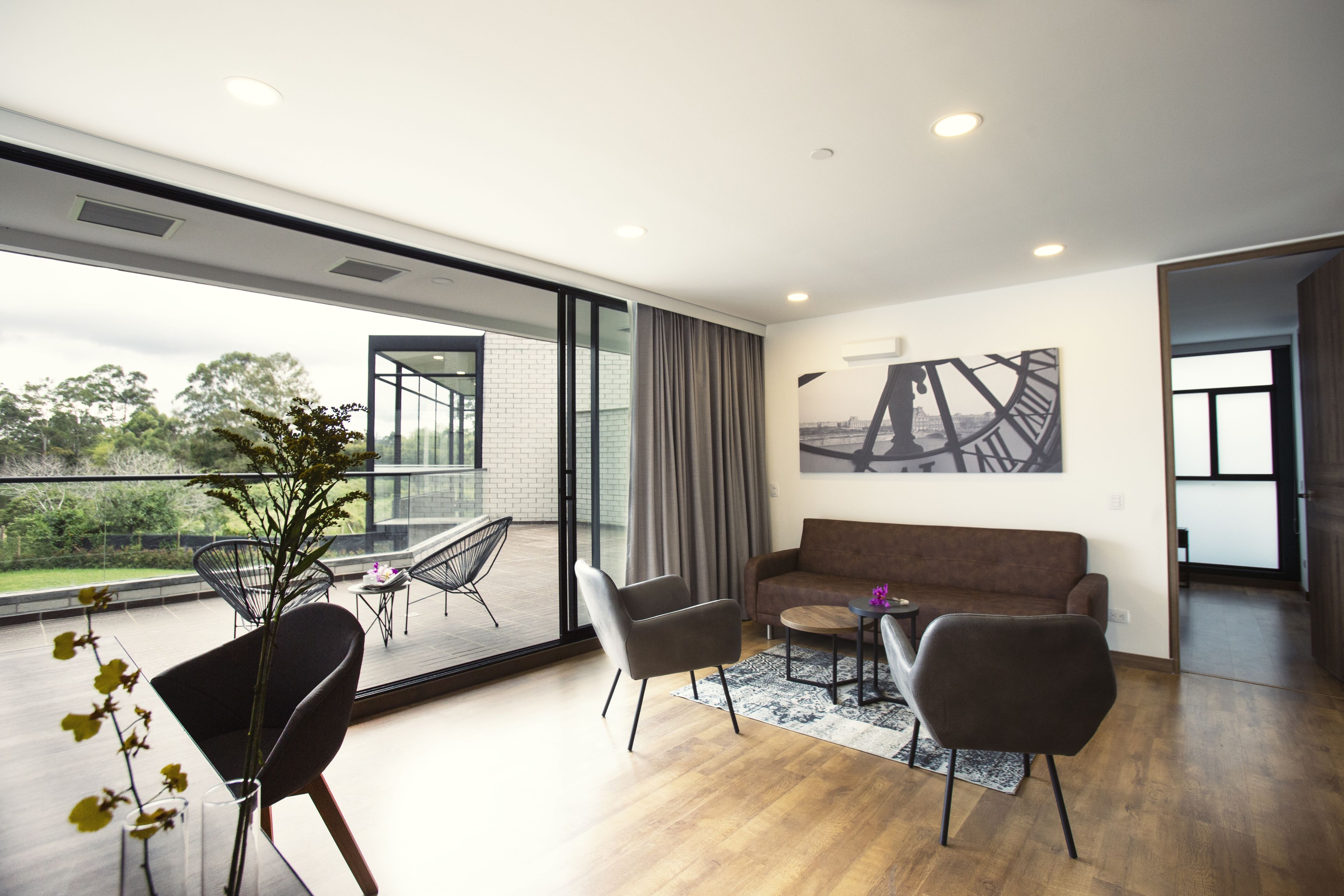 Suite, 1 kingsize bed met slaapbank | Donsdekens, een minibar, een kluis op de kamer, een bureau