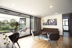 Suite, 1 Tempat Tidur King dengan tempat tidur Sofa | Selimut bulu angsa, minibar, brankas, dan meja kerja