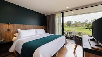 Suíte, 1 cama King e sofá-cama, vista para o lago | Edredons de pluma, frigobar, cofres nos quartos, escrivaninha