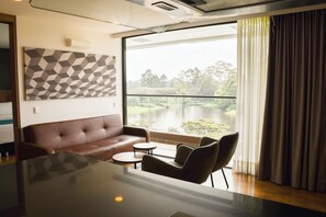 Suite, 1 Tempat Tidur King dengan tempat tidur Sofa, pemandangan danau | Area keluarga | Televisi layar datar 43-inci dengan saluran TV kabel dan TV