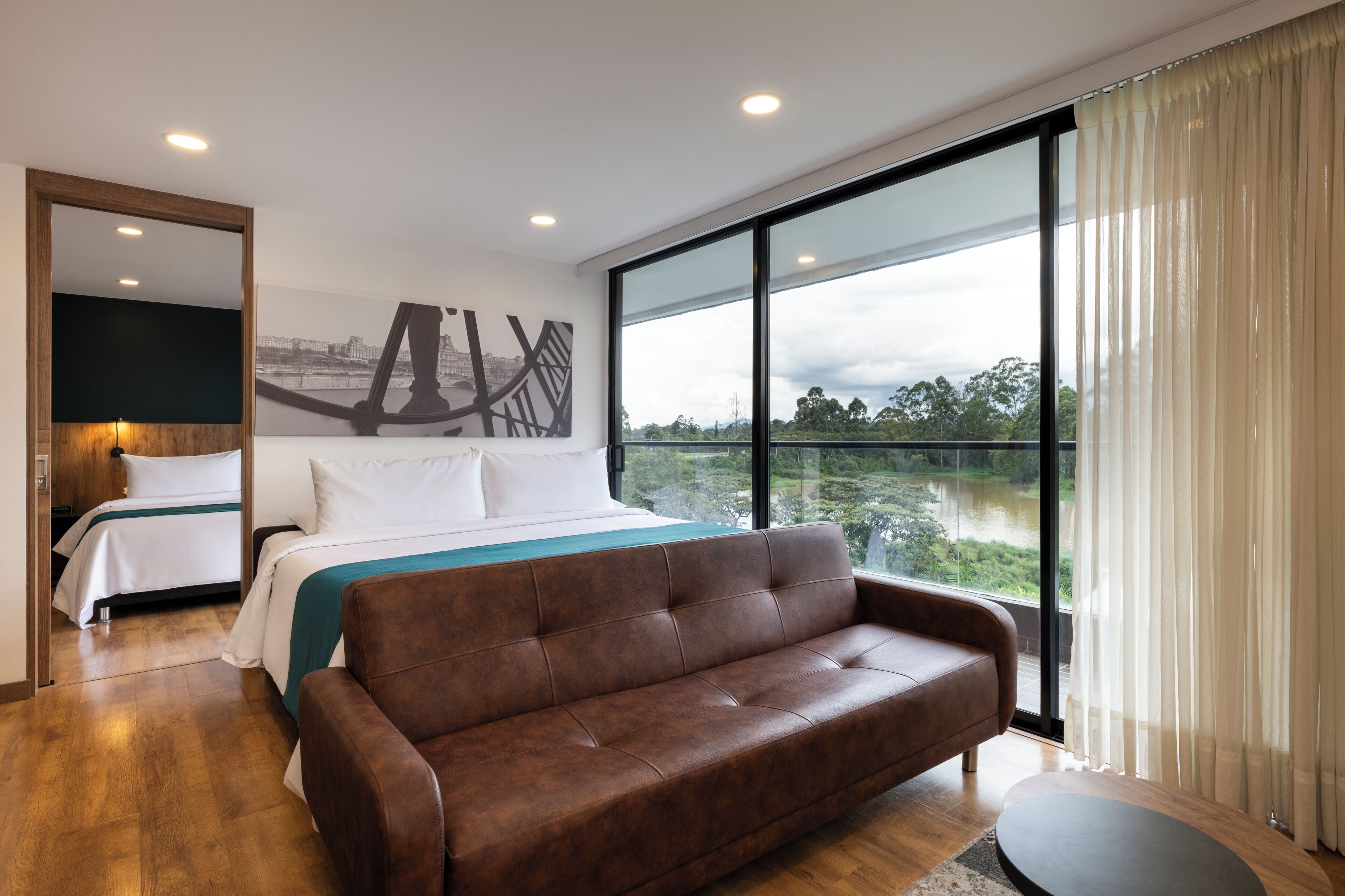 Suite, 1 cama de matrimonio grande con sofá cama | Edredones de plumas, minibar, caja fuerte y escritorio