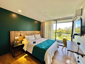 Kamar Double Superior, 1 Tempat Tidur Queen, pemandangan danau | Selimut bulu angsa, minibar, brankas, dan meja kerja