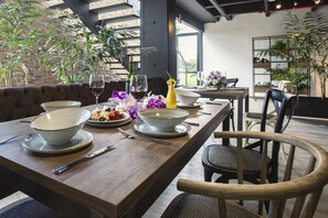 Tägliches inbegriffenes kontinentales Frühstück