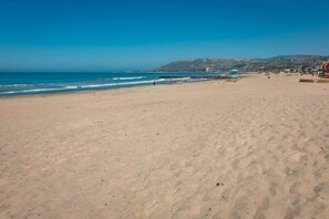 Una playa cerca, sombrillas
