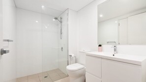Combined shower/bathtub - Stylish Shoal apartment (Shoal Bay)