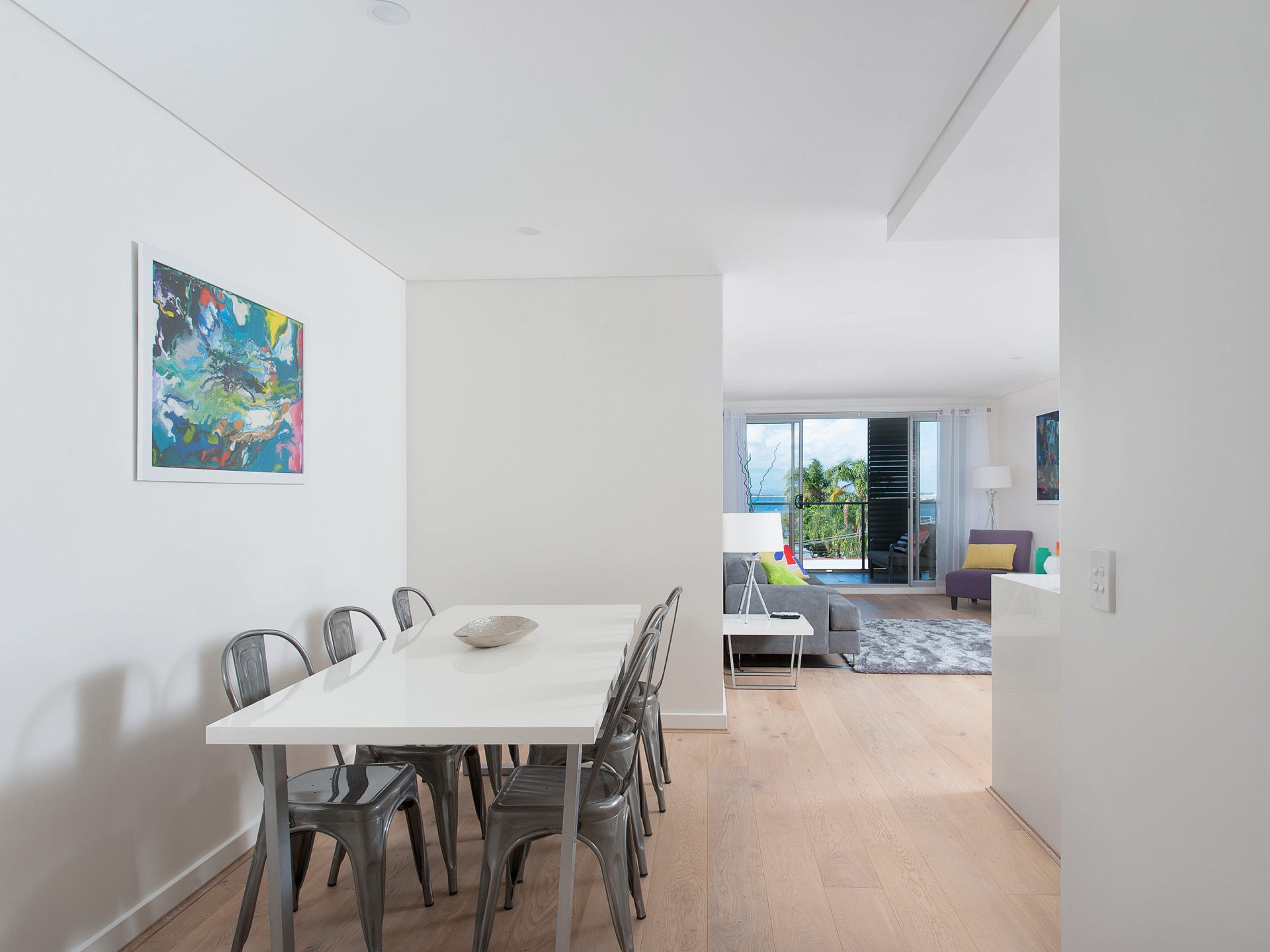 Un interno moderno con zona pranzo, divano e vista all'esterno.