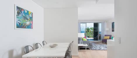 Un interno moderno con zona pranzo, divano e vista all'esterno.