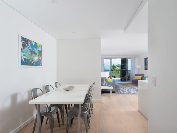 Un intérieur moderne comprenant un coin repas, un canapé et une vue sur l’extérieur.