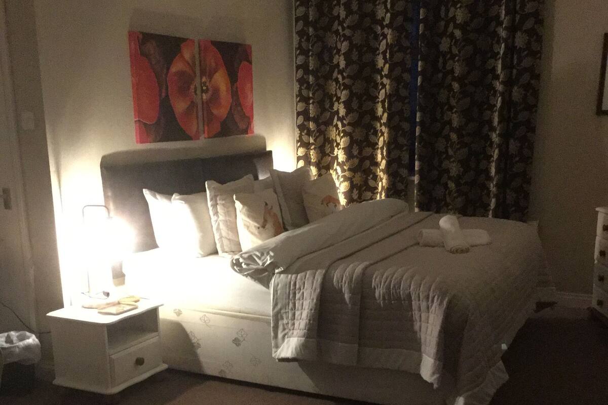 Habitación doble | Cortinas blackout, tabla de planchar con plancha y wifi gratis