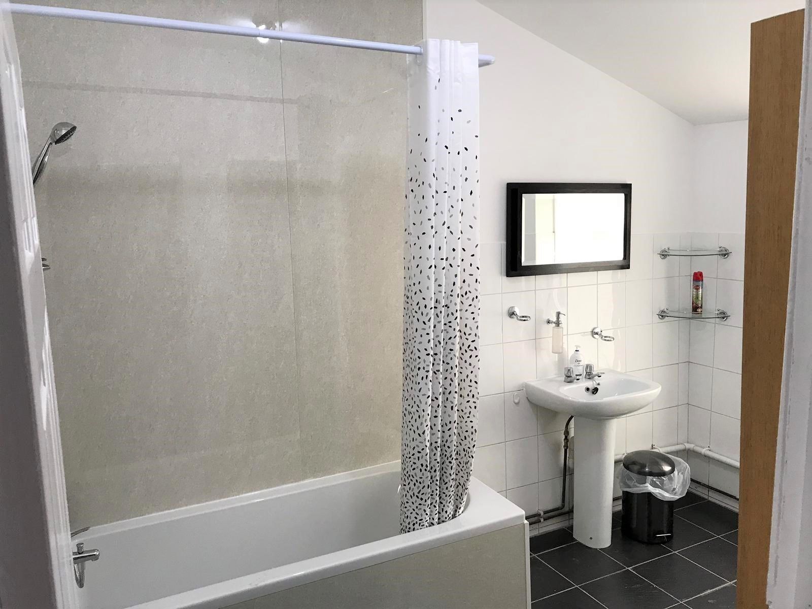 House, Multiple Beds, Non Smoking | Bathroom | Combined shower/bathtub, deep-soaking bathtub, hair dryer, towels