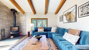 Living area - Mountain Modern, Fully Renovated, Indoor Pool & Volleyball Court On-site (Mammoth Lakes)