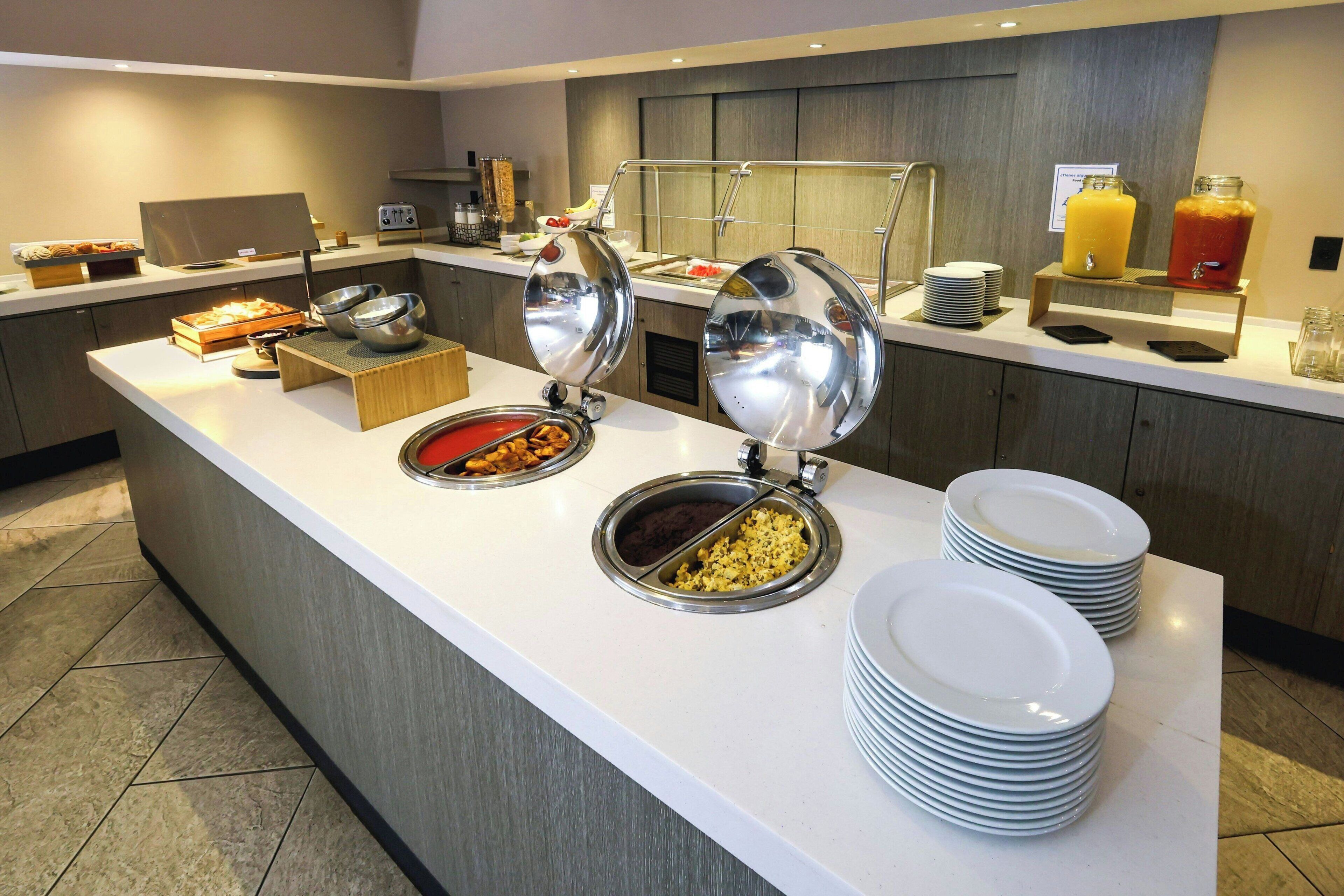 Ein reichhaltiges Buffet mit verschiedenen Speisen und einer Saftbar.