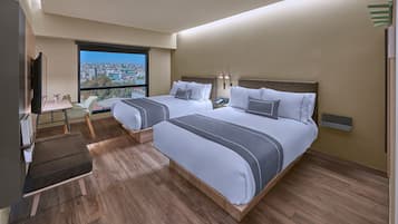 Habitación, 2 camas matrimoniales | Caja de seguridad en la habitación y escritorio