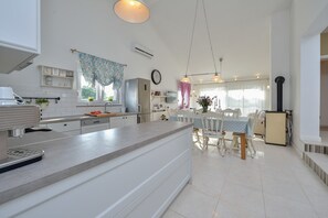 Frigorifero, microonde, forno, piano cottura